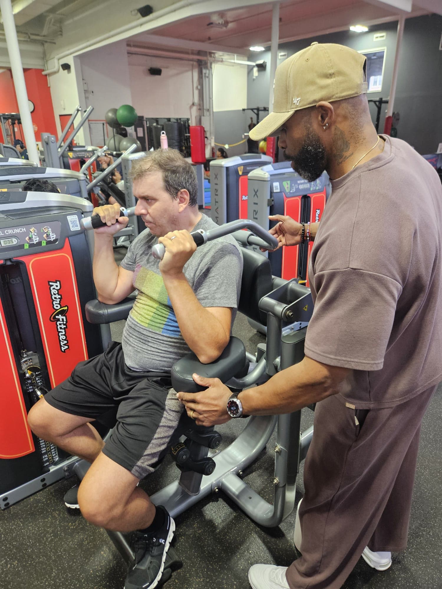 Daine Chang cueing a client's elbow on the shoulder press